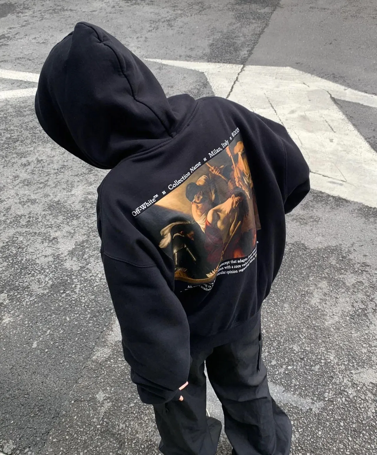 ♻️💯Upper body reference model picture❤️22SS approved version OFFWHITE (OW) Killing and being killed, punishment and sanctity Caravaggio oil painting pure cotton color religious unisex autumn and winter pure cotton hoodie sweatshirt OW perfectly integrates classical literature and art and street culture, paying tribute to VA20SS. Baroqueism, Caravaggio's classic oil painting series, literary street temperament, and 19FW Monet oil paintings. This is also a replacement for Monet. There is a minimalist plain logo on the chest, and a large digital oil painting print on the back with Kornit digital direct inkjet printing. The picture is clear and the stripes transition is smooth. It has a strong religious color, a Vintage style in line with the tone of the Renaissance, and an ultra-clear texture. The fabric is made of 480g combed cotton terry fabric, which has a full drape. Warm and comfortable!  Color: Black Size: XS-L P:390